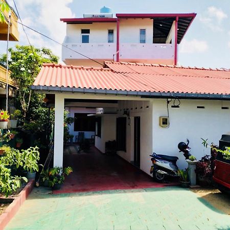 Hikkaduwa Family Inn Exterior photo
