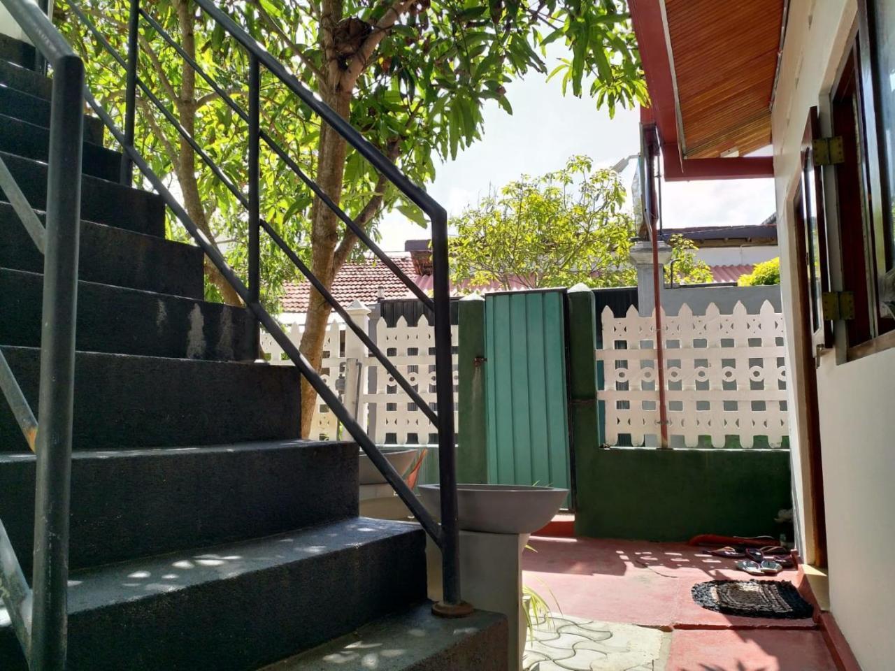 Hikkaduwa Family Inn Exterior photo