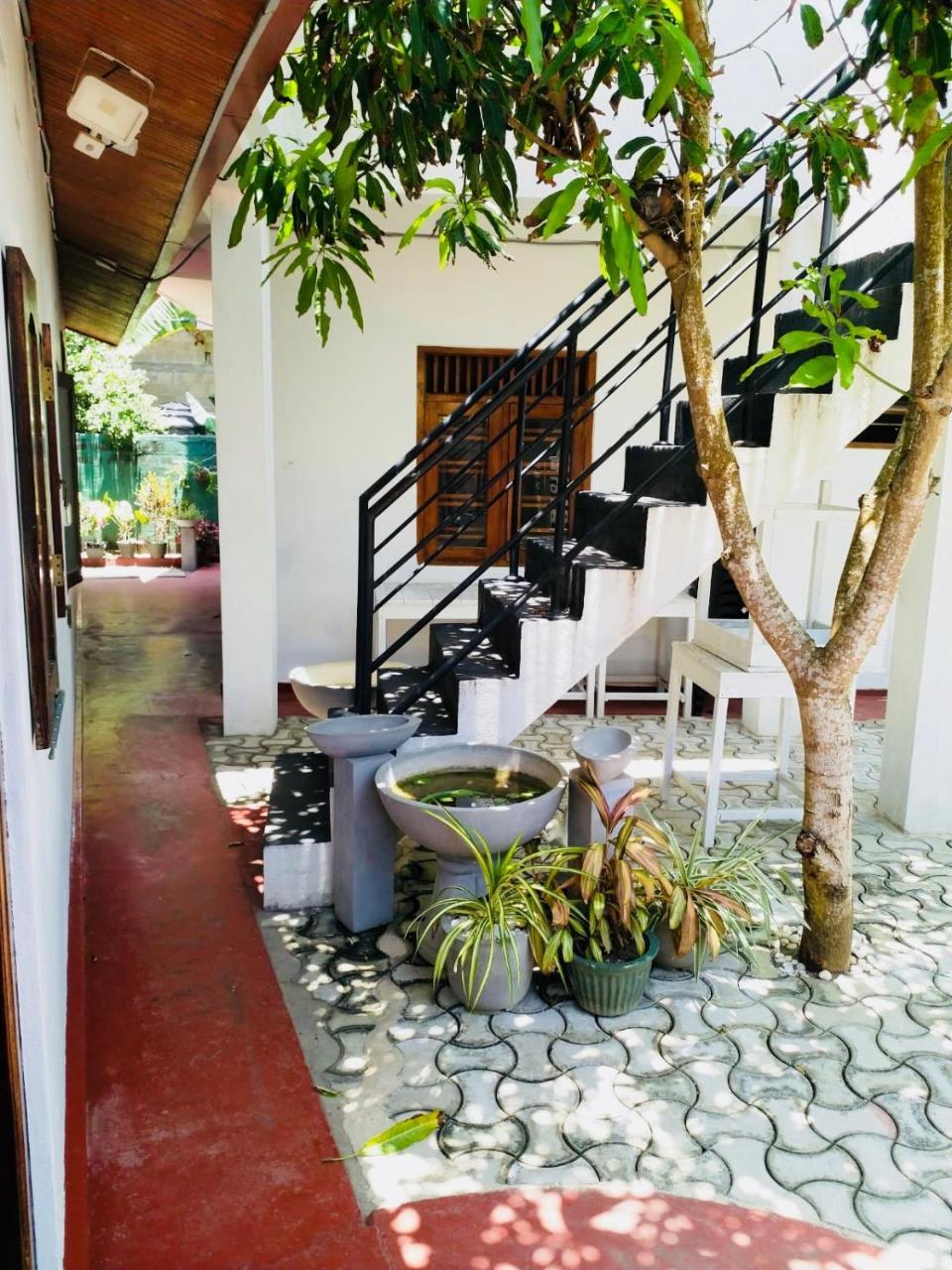 Hikkaduwa Family Inn Exterior photo